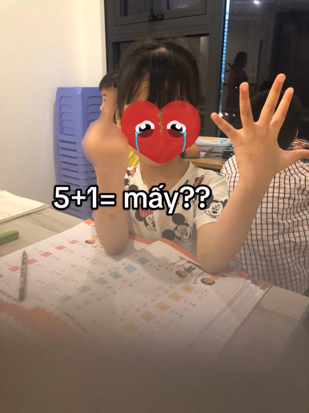 Phép tính thì đúng rồi nhưng trò có cần giơ ngón giữa lên không...