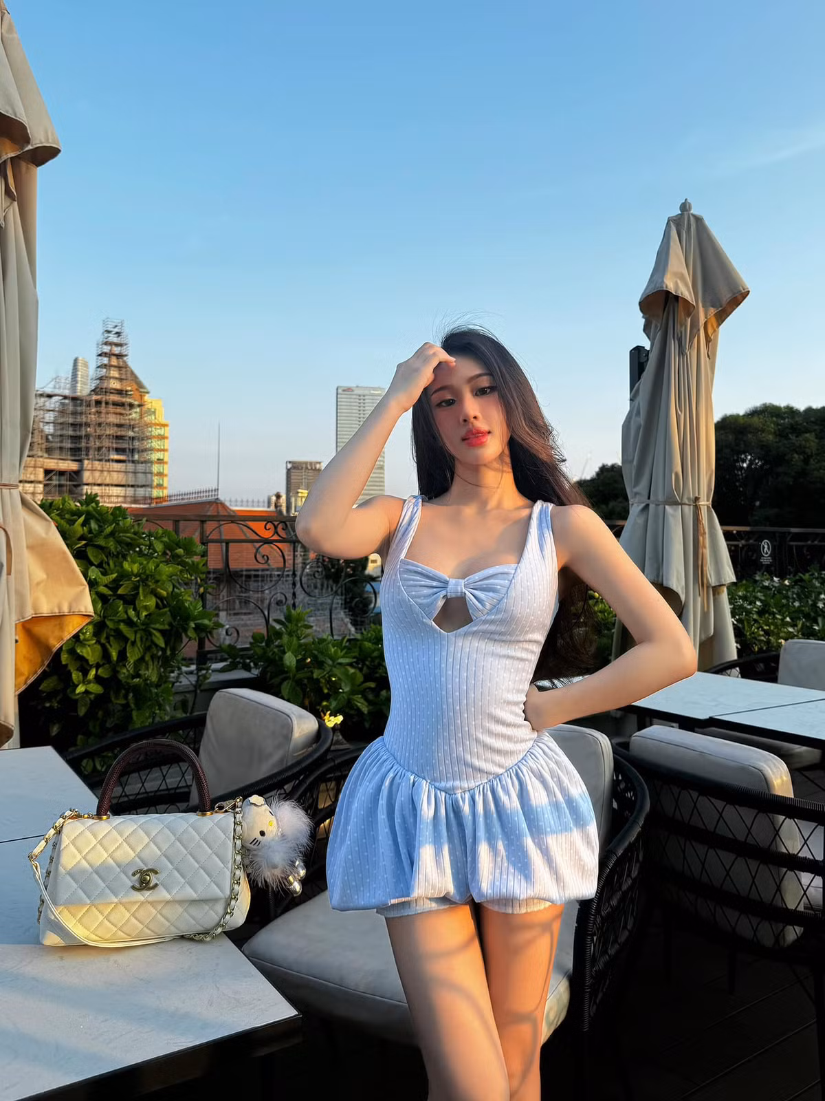 Mới đây, Bảo Hân đã đăng tải loạt ảnh với thiết kế váy ngắn màu xanh nhạt với phần ngực được cách điệu, phần chân váy dáng bí hot trend năm nay.