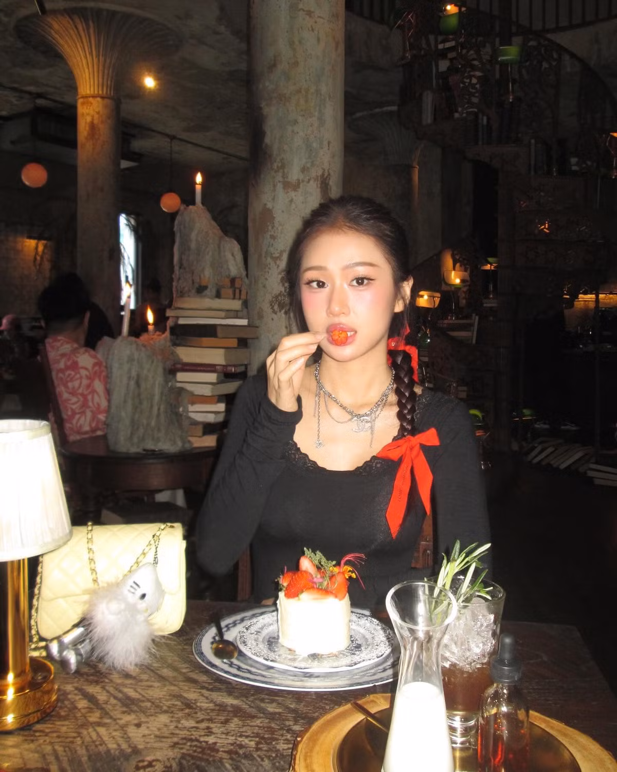 Sở hữu thân hình nóng bỏng, Bảo Hân bình thường không ngại lựa chọn những trang phục có chi tiết gợi cảm, khoe trọn đường cong quyến rũ.