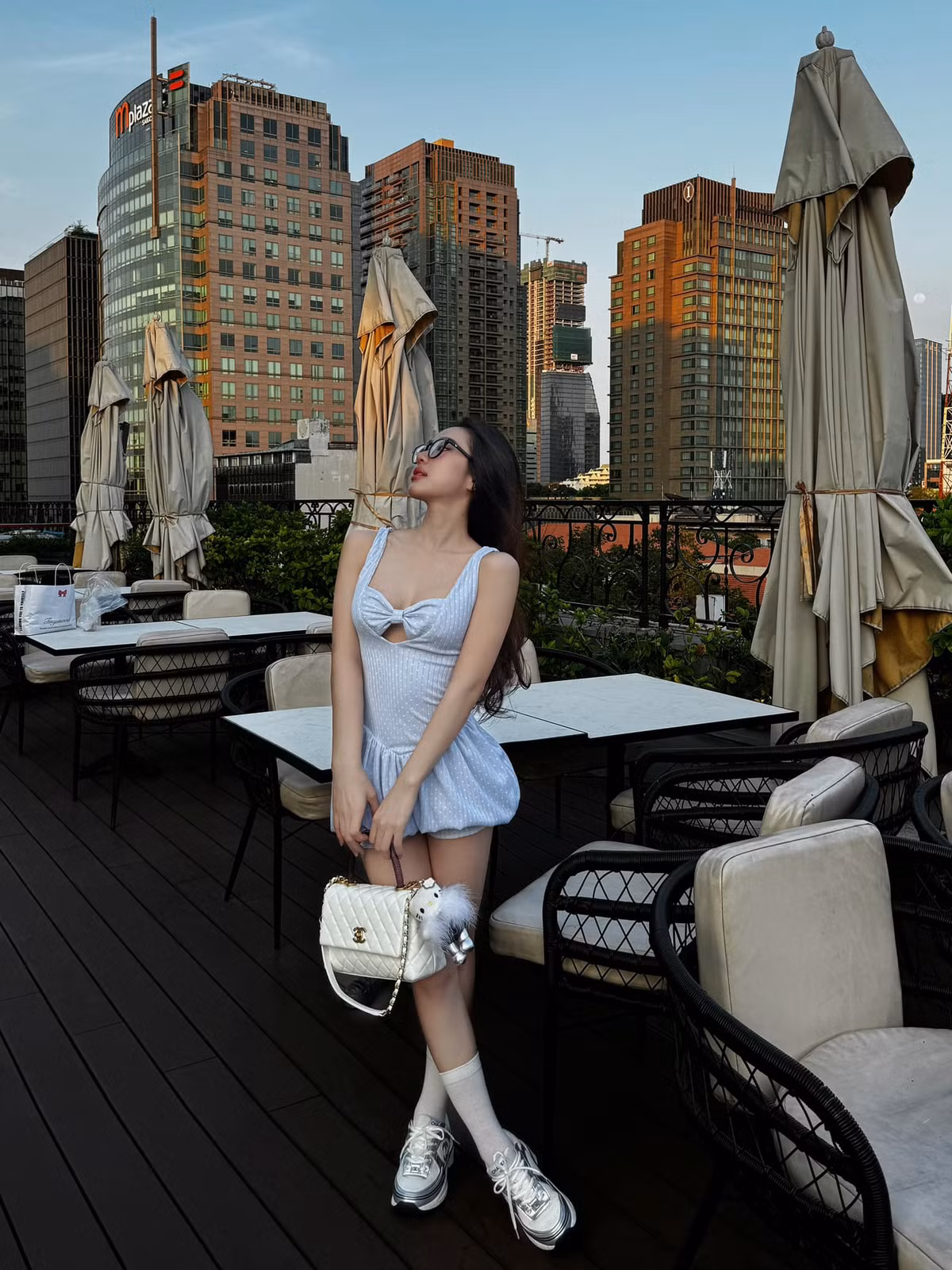 Cô nàng hoàn thiện set đồ với chiếc túi Chanel và đôi giày thể thao giúp cho trang phục thêm phần năng động.