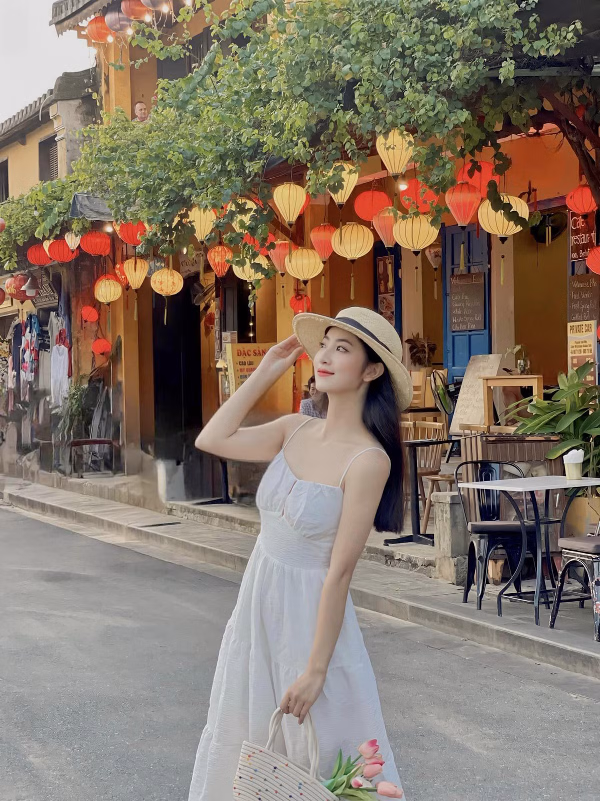 Cô cũng dành thời gian đi du lịch, nghỉ dưỡng ở nhiều nơi.