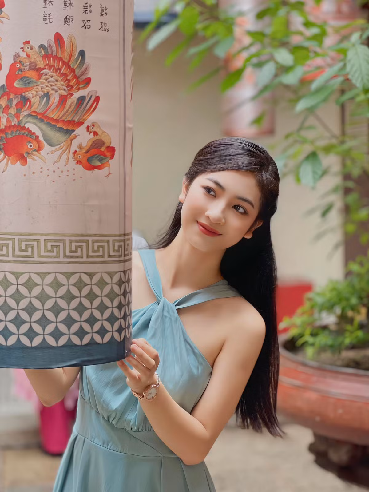 Linh Chi (tên đầy đủ Nguyễn Thị Linh Chi, SN 2000, Thái Nguyên), cô từng đăng quang cuộc thi "Hoa khôi Thanh niên thanh lịch thành phố Thái Nguyên 2017".