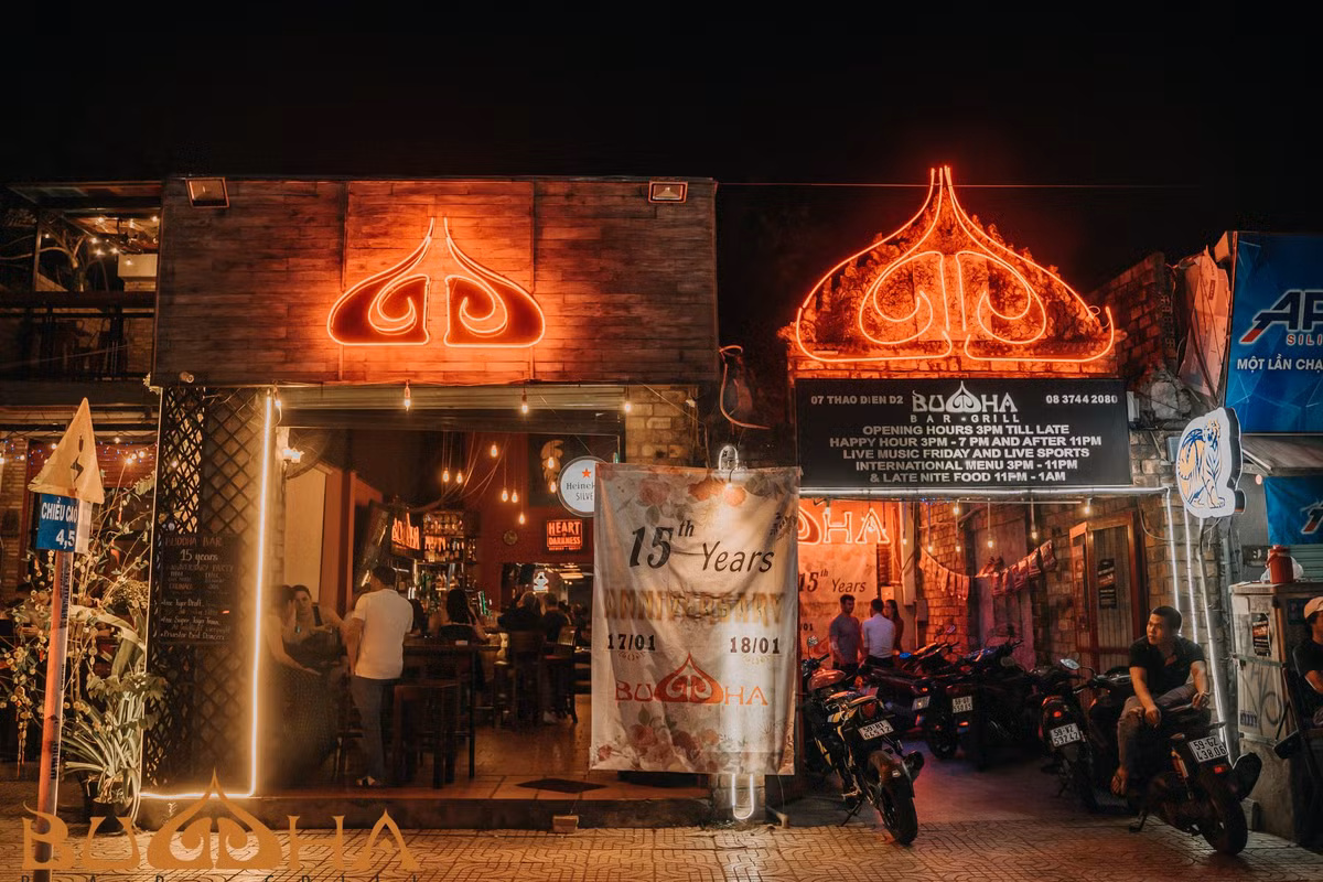 Quan bar Buddha phi cong Vietnam Airlines mac Covid-19 den... khach nao thuong lui toi?