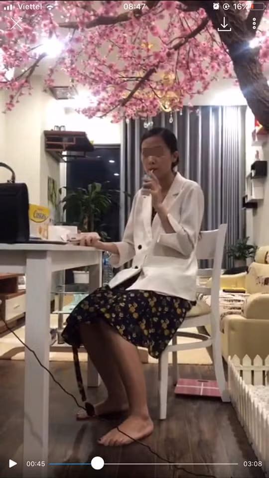 Khi chị vợ tới nhà của chồng mua cho "tuesday" để nói chuyện thì hot girl tỏ thái độ dửng dưng, ngồi hút sữa với vẻ mặt không mấy quan tâm. Cô cũng phớt lờ lời khuyên nhủ của bố mẹ để cặp bồ.