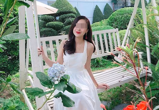 L.T.T sinh năm 1995, quê Nghệ An. Cô nàng từng nổi đình đám trên mạng xã hội, xuất hiện trên nhiều mặt báo nhờ khuôn mặt xinh đẹp, học hành giỏi giang.