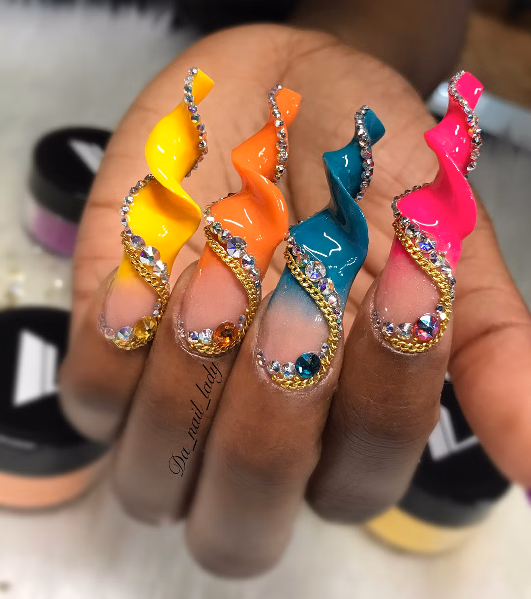 Thiết kế nail như đầu mũi khoan xoắn nhiều màu sắc