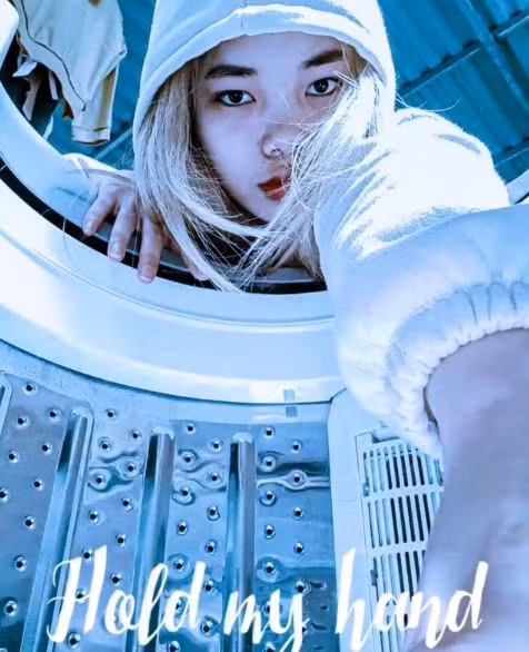 Trào lưu máy giặt này chỉ dành cho những bạn có chiếc máy lồng ngang, đối với máy giặt lồng đứng thì việc chụp ảnh sẽ hơi vất vả hơn bởi bạn sẽ phải đu vào máy giặt, một công đoạn khá gian nan.