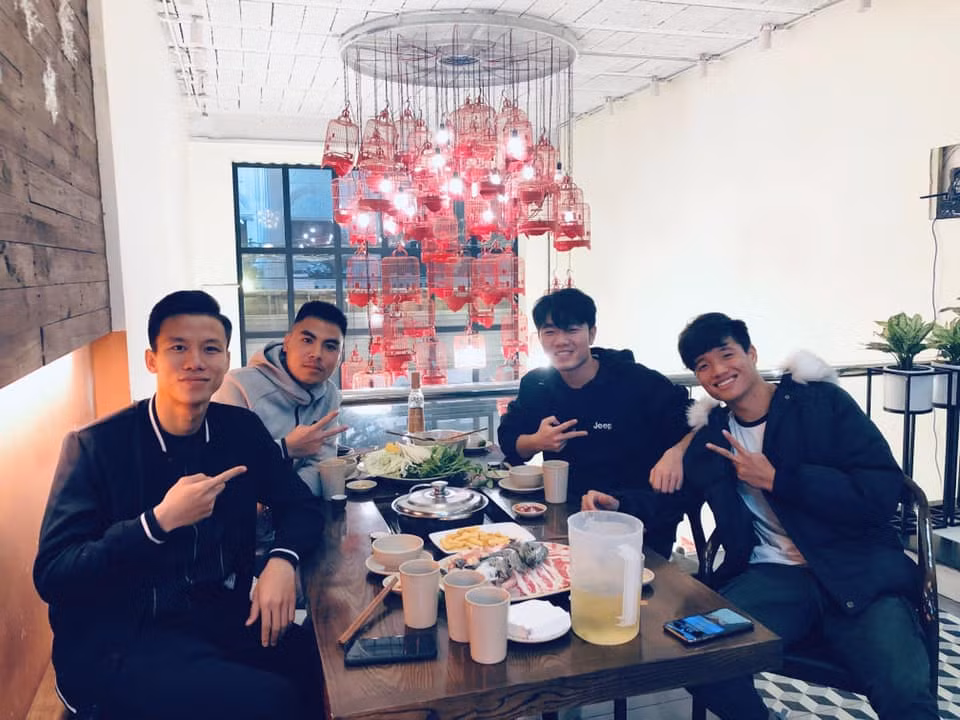 Ngay khi vừa hội quân cùng CLB sau kỳ nghỉ Tết Nguyên đán, dàn cầu thủ của đội tuyển quốc gia bao gồm Quế Ngọc Hải, Phạm Đức Huy, Lương Xuân Trường và Phí Minh Long đã cùng nhau đi ăn uống tại Hà Nội. Trên trang cá nhân, "hoàng tử" Đức Huy còn hài hước đăng tải hình ảnh cả nhóm đeo khẩu trang để phòng dịch corona trừ "chàng trai đã có vợ" Hải Quế.