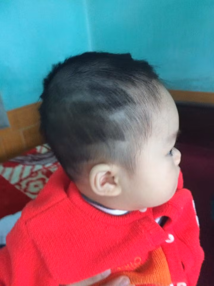 Chẳng biết vô tình hay cố ý mà cậu bé lại được cắt cho mái tóc y như trái dứa thế này.