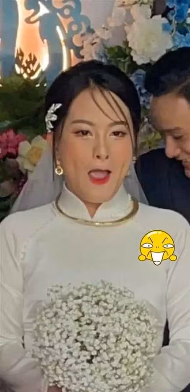 Khi được chia sẻ trên mạng xã hội, nhiều người đã bình luận hài hước rằng có lẽ thợ chụp ảnh là người yêu cũ cô dâu.