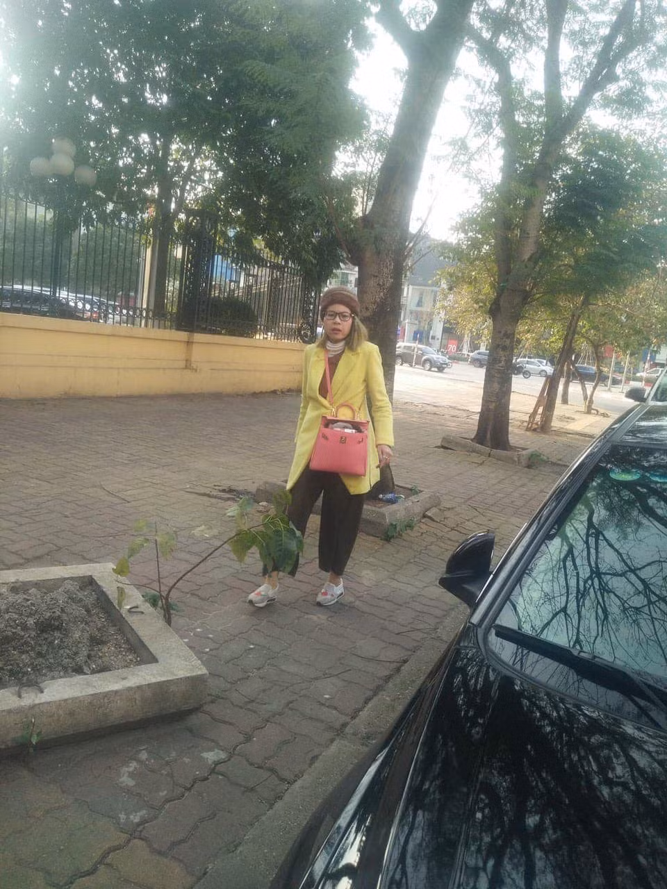 "Hot girl" Bella vẫn ăn mặc quái dị, mái tóc ngắn với màu cực kỳ nổi bật như từ trong năm. Sự xuất hiện của cô nàng khiến các nhà nghỉ, khách sạn, taxi hay xe ôm sợ chết khiếp vì không ai muốn nagy đầu năm mới đã bị quỵt tiền.