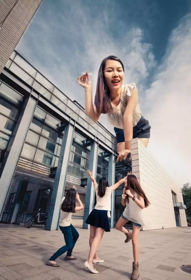 Xu hướng chụp ảnh tốt nghiệp độc đáo đã là một trào lưu của giới trẻ Trung Quốc và ngày càng được đón nhận. Không chỉ là những bức ảnh chụp đủ mặt người, ảnh tốt nghiệp giờ đây còn ghi lại khoảnh khắc tình bạn trong sáng, những kỷ niệm vui vẻ, đáng nhớ thời sinh viên.