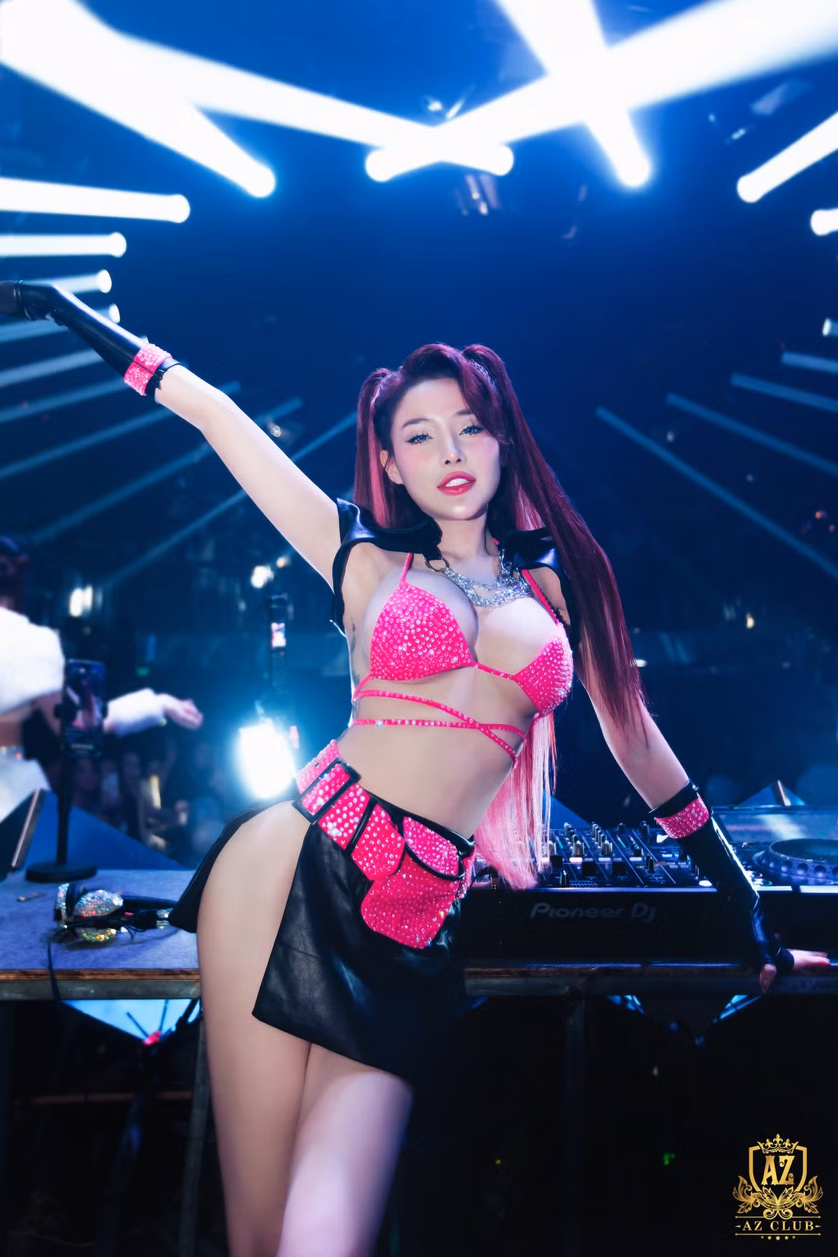 Mỗi chuyến đi diễn của cô nàng đều được người yêu tháp tùng đến địa điểm diễn.