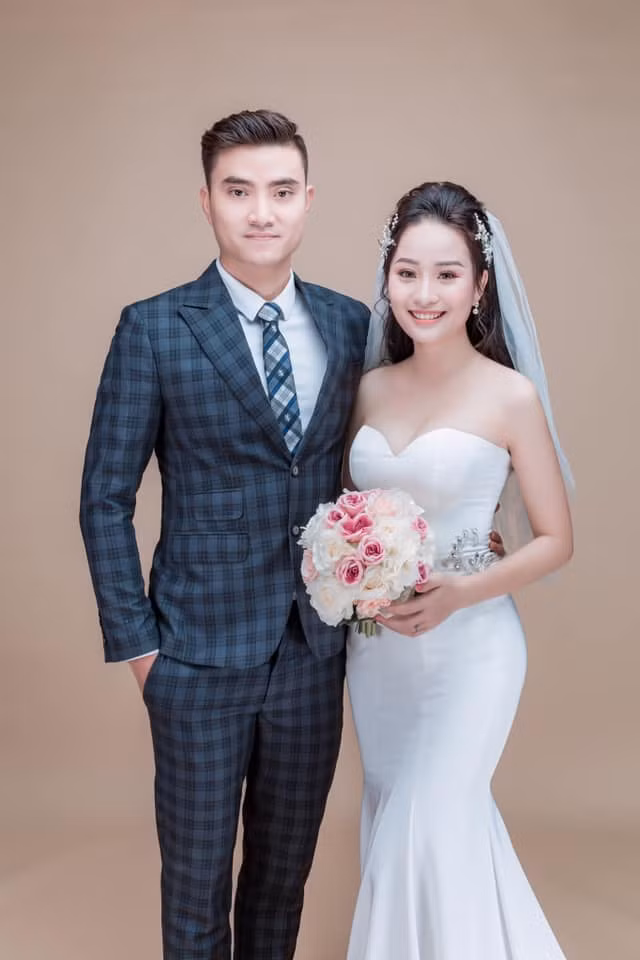 Tháng 6 vừa qua, hot boy đấu kiếm kết hôn với cựu xạ thủ Tú Anh (SN 1996), cô nàng cũng là một vận động viên có nhiều thành tích đáng nể ở các giải quốc gia.