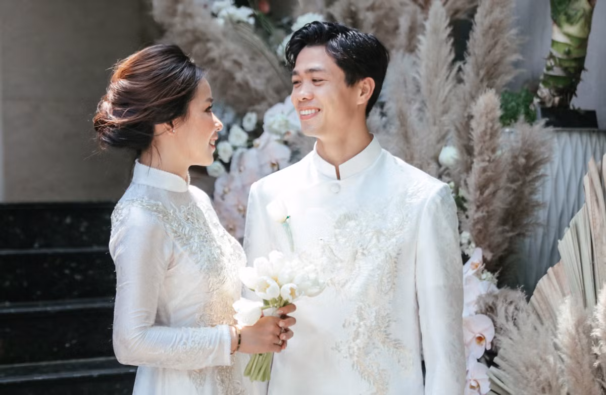 Tối 5/6, Công Phượng công bố những hình ảnh đầu tiên về lễ ăn hỏi của anh với bạn gái Tô Ngọc Viên Minh lên trang fanpage chính thức của mình. Cặp đôi này rất bất ngờ khi nhận được sự quan tâm, cũng như những lời chúc phúc của người hâm mộ.
