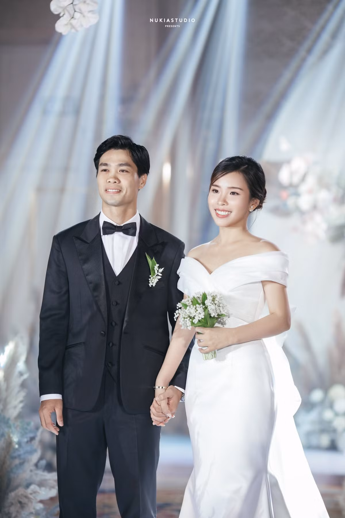 Phản ứng này của Công Phượng cho thấy anh chẳng bận tâm gì đến những lời trêu đùa đó. Có lẽ anh chàng tiền đạo chỉ muốn có cuộc sống kín đáo như chính lễ đính hôn của mình thôi.