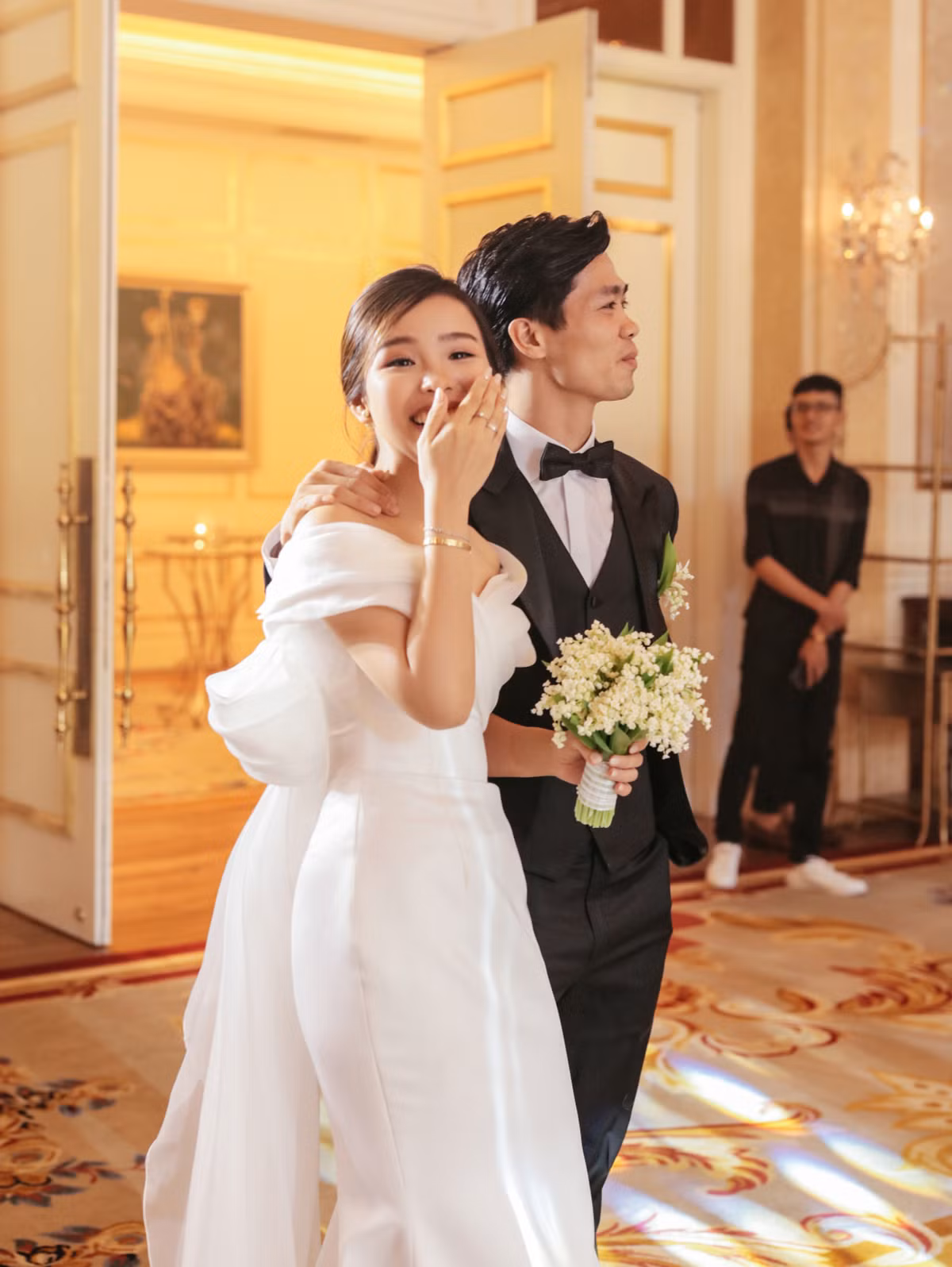Sau thủ tục ở gia đình, cả hai cùng sánh bước đến một nhà hàng sang trọng để tổ chức hôn lễ. Công Phượng có chia sẻ rằng: Ban đầu, Phượng và Minh dự định làm lễ đính hôn ấm cúng với 100 người, gồm gia đình và bạn bè thân thiết".