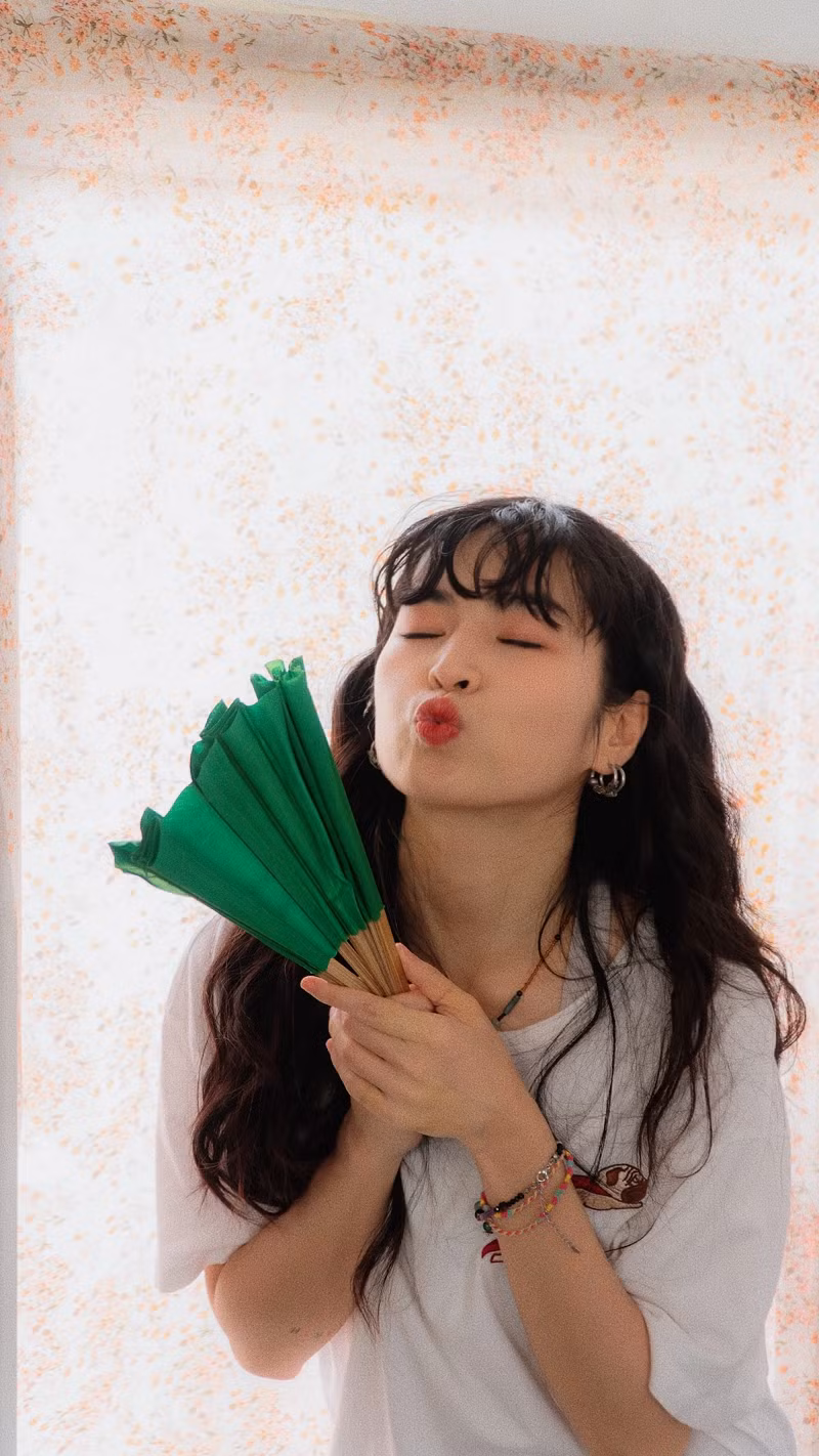 Cô gây ấn tượng với khán giả bằng vẻ ngoài xinh đẹp, trong sáng.