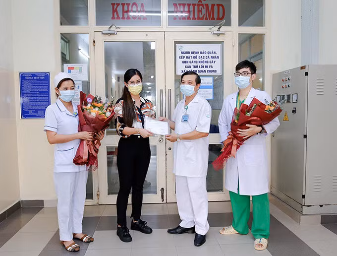 "Sinh con ra, lo lắng và hy sinh cho con lúc bình yên cũng như sóng gió là cha mẹ. Mở rộng vòng tay đón con trở về trong lúc hoạn nạn là quê hương là tổ quốc Việt Nam. Cứu con, chữa trị và chăm sóc con qua cơn bạo bệnh là các y bác sĩ và điều dưỡng Bệnh viện Nhiệt đới TP HCM. Con xin tri ân và trân trọng cám ơn" - Rich kid viết trên trang cá nhân.