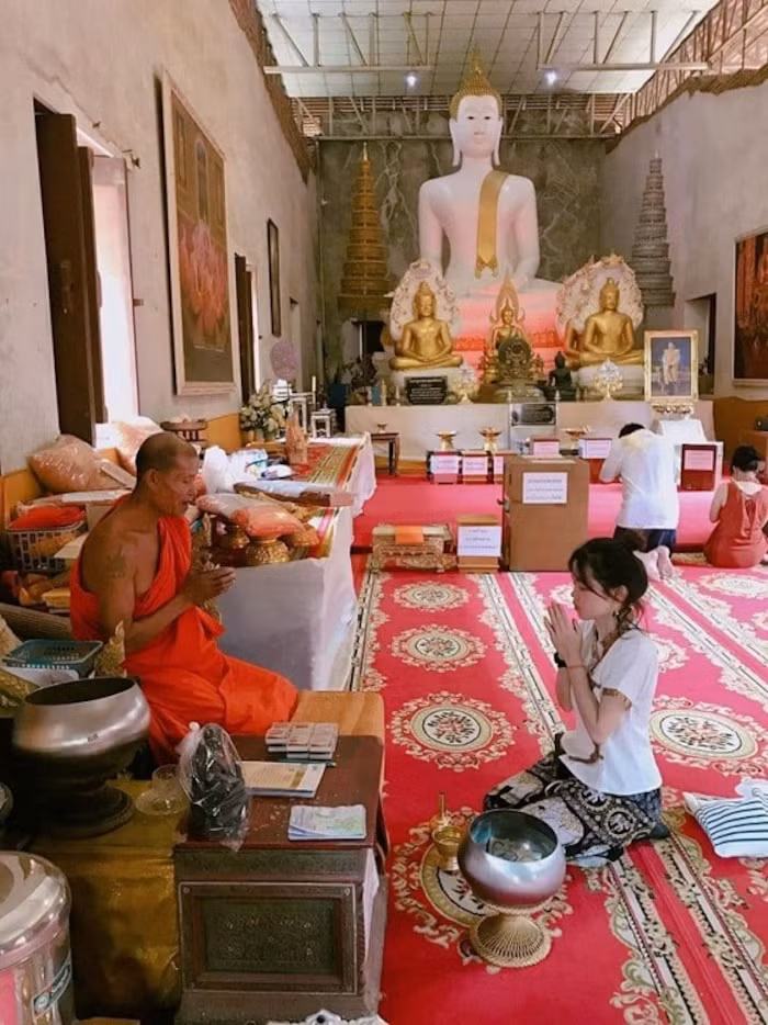 Liên tiếp nhận những bình luận tiêu cực, mới đây, bạn gái Quang Hải bất ngờ đăng tải hình ảnh lên chùa cầu an cùng trạng thái: "Hủy diệt người chỉ cần một câu, xây dựng người lại mất ngàn lời, xin bạn đa khẩu hạ lưu tình".