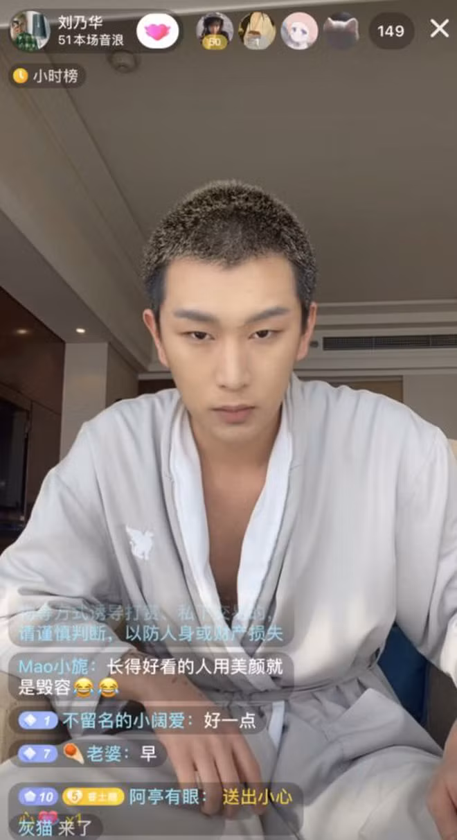 Tuy nhiên, trong buổi livestream mới đây, Nãi Hoa đã quên bật filter, app làm đẹp. Anh chàng xuất hiện với bộ dạng phờ phạc, khác lạ, không còn nét cuốn hút, sắc sảo như ngày thường.