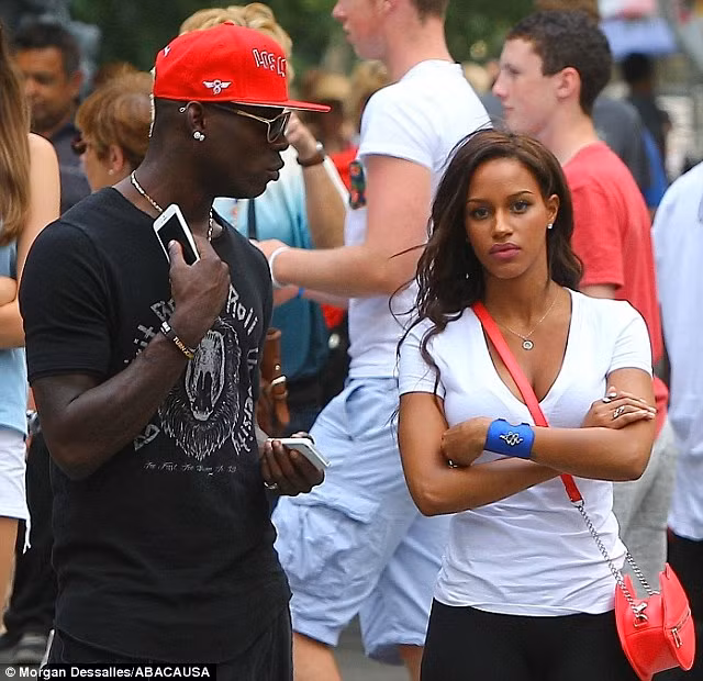 Mario Balotelli - Fanny Neguesha: Trước khi lên đường sang Brazil dự World Cup 2014 với ĐT Italia, Balotelli đã làm lễ đính hôn với siêu mẫu Bỉ Fanny Neguesha. Những tưởng Ngựa chứng đã kết thúc những cuộc phiêu lưu tình ái của mình nhưng với bản tính khác người Super Mario lại khiến người hâm mộ sốc nặng.