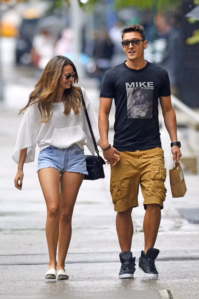 Mesut Ozil - Mandy Capristo: Cũng được xem là một trong những cặp đôi đẹp của làng bóng đá Đức nhưng chuyện tình cảm giữa ngôi sao Arsenal và nữ ca sĩ đồng hương sớm đứt gánh giữa đường. Đầu tiên là Ozil bị cô bồ Mandy đọc được tin nhắn gửi một người đẹp chuyên chụp ảnh khỏa thân cho tạp chí Playboy và Page 3 của Anh. Quá đau đớn vì cảm thấy bị phản bội, nữ ca sĩ xinh đẹp đã quyết định chấm dứt quan hệ tình cảm với cầu thủ đắt giá nhất lịch sử Pháo thủ.