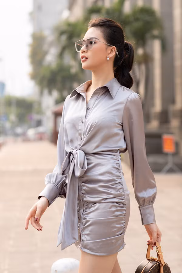 Với vòng eo nhỏ nhắn 54 cm, Quỳnh Hoa tự tin diện những kiểu váy, áo cắt khoét, chiết eo, khoe vóc dáng gợi cảm.