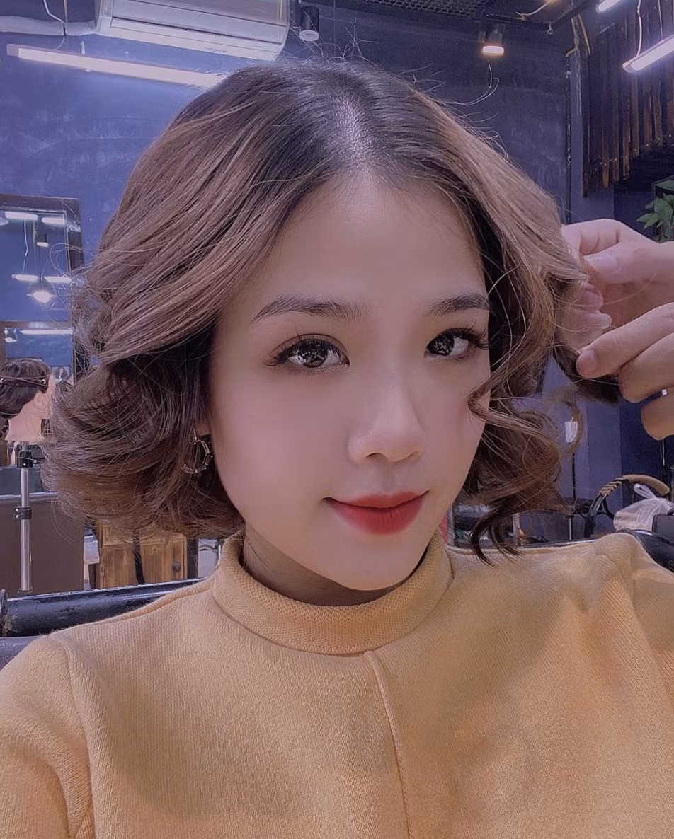 Ngay lập tức, thông tin của Huyền My được tìm ra, fan vô cùng tò mò cô gái phải sở hữu nhan sắc và tài năng như thế nào mới chiếm được tình cảm của chàng cầu thủ gốc Đông Anh khiến anh nhắn ngủ "Anh thương vợ" lên chiếc áo đấu.