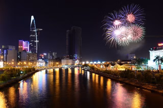 Toà nhà Landmark 81 ở quận Bình Thạnh là một trong những địa điểm được dự đoán sẽ được lựa chọn nhiều nhất để xem pháo hoa, đón năm mới 2020. Các quán cà phê, quán bar trên cao là lựa chọn hợp lý để không phải chen chúc trên đường phố. Thế nhưng, các bạn nên lưu ý giá cả của các địa điểm trên trong đêm Giao thừa bởi phí dịch vụ sẽ tăng lên nhiều lần. Bên cạnh đó, khu vực hầm vượt sông Sài Gòn (hầm Thủ Thiêm) ở quận 2 cũng là địa điểm được lựa chọn để bắn pháo hoa tầm cao.