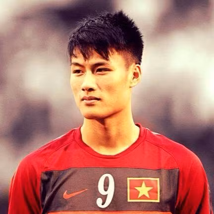 Hồng Quân luôn là cái tên được phái nữ chú ý kể từ khi về nước thi đấu năm 2012. Anh có vẻ ngoài điển trai, đặc biệt ở đôi mắt có sức cuốn hút.