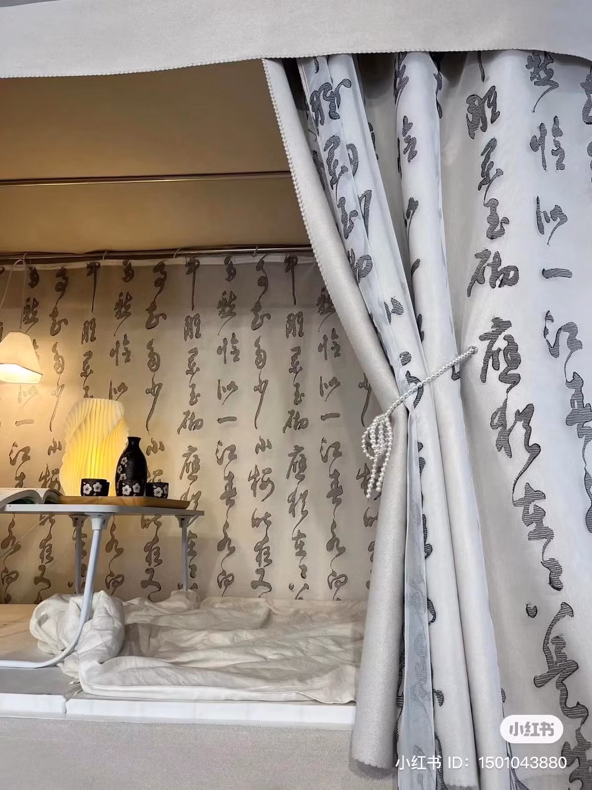 Không biết chính xác những chữ ở trên chiếc rèm này là kinh địa tạng thật hay không nhưng chắc chắn sẽ khiến gia chủ an tâm phần nào.