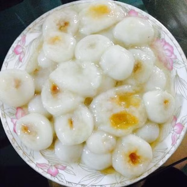 Có lẽ do đang luộc bánh nhưng mải xem phim Hàn Quốc nên kết quả là bánh nát nhẽo, chảy mật tứ tung. Thậm chí dân mạng còn tưởng đây là đĩa long nhãn chứ chẳng phải bánh trôi.