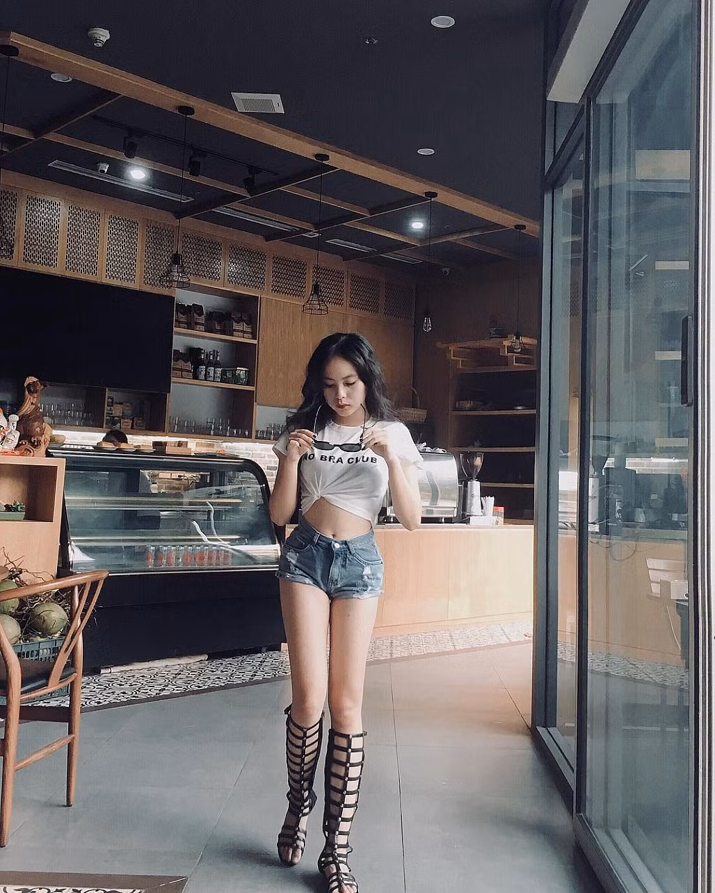 Bên cạnh gương mặt đẹp, Thúy Quỳnh còn sở hữu thân hình quyến rũ với đôi chân thẳng tắp cùng số đo 3 vòng là 83-60-87 ấn tượng.
