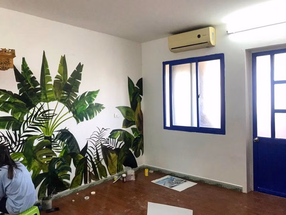 Dũng cho biết, căn phòng trọ homestay với diện tích 30m2 được cho thuê với giá 4 triệu đồng/tháng. Khi ngỏ ý muốn sửa sang lại, bà chủ trọ đồng ý ngay. Hơn nữa anh cũng xác định gắn bó lâu dài ở đây nên mới sơn sửa lại.