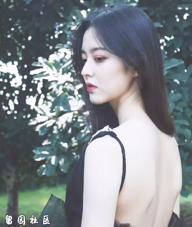 Nhận thấy được lợi thế nước da trắng như trứng gà bóc và mịn màng của mình nên Ying Ning thường xuyên diện đồ khoe lưng khoe ngực trần gợi cảm.