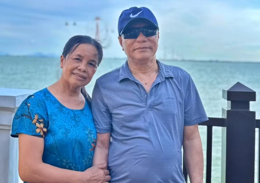 Đến nay, tình cảm vợ chồng của ông Lương bà Lựu vẫn mặn nồng. Suốt hơn 40 năm, mặc dù không nhìn thấy, ông Lương vẫn ra đồng làm việc chăm chỉ. Mỗi ngày, bà Lựu đi làm đều đưa chồng theo. Bà đào đất, ông mò mẫm theo sau bốc đất đắp bờ. Bà gom lúa phơi, ông ngồi một chỗ xúc vào bao.