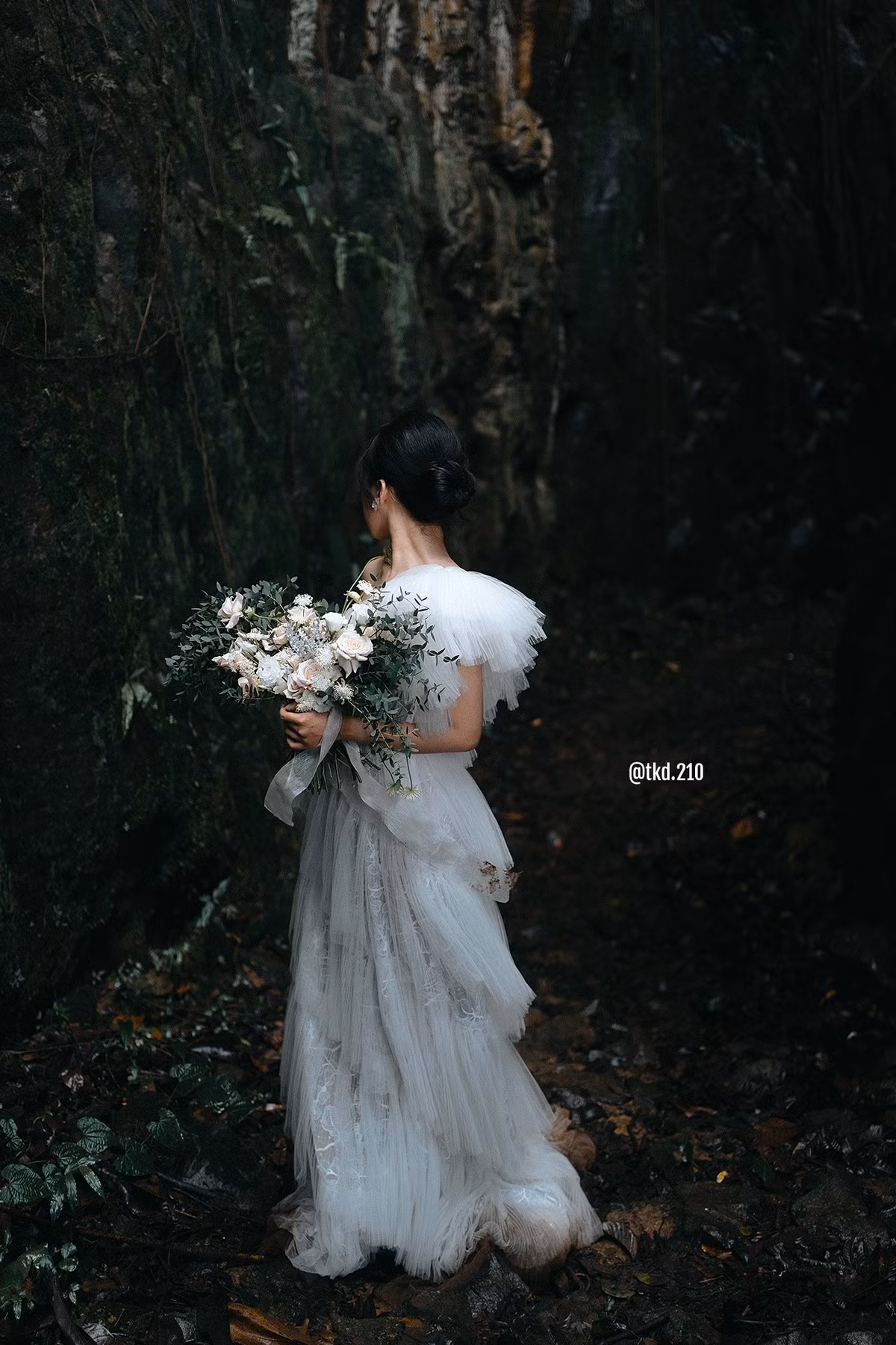 Cô dâu giống như nàng công chúa đang đi lạc trong rừng sâu.