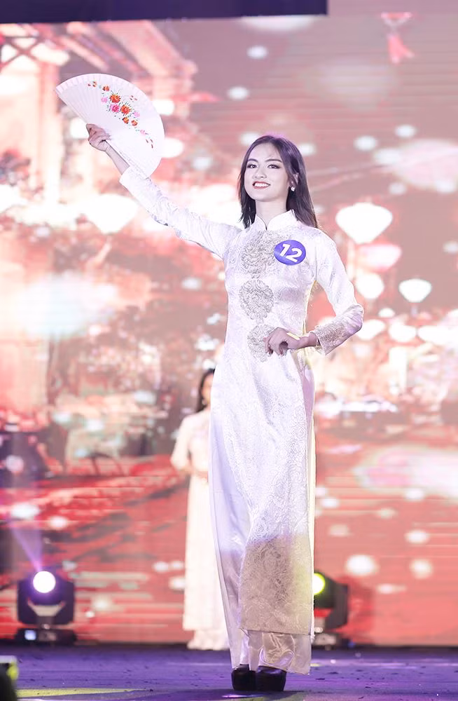 Vượt qua 150 người đẹp cùng tranh tài, Nguyễn Hà My (SN 1999, Phú Thọ) xuất sắc đăng quang hoa khôi Duyên dáng Ngoại thương năm 2019 vừa mới diễn ra. Cô nàng hiện đang là sinh viên lớp Anh 2 Thương mại quốc tế K56.