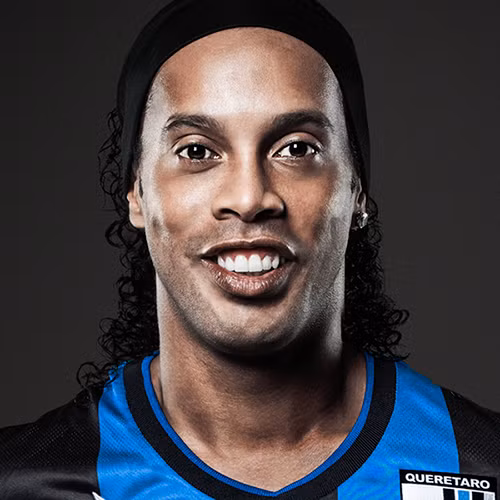Tháng 8/2013, Ronaldinho đã bỏ ra 50.000 euro để phẫu thuật chỉnh răng. Sau khi phẫu thuật, hàm trên của ngôi sao người Brazil trắng, thẳng và đều nhau hơn hẳn trước.