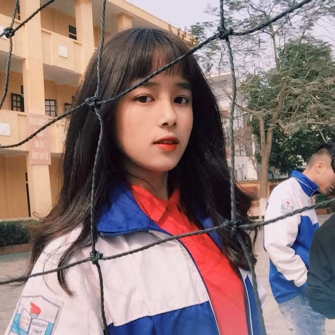 Bất ngờ nổi tiếng trên mạng xã hội nhờ nụ cười tươi, đôi mắt to trò khá giống hot girl đời đầu Tâm Tít, Nguyễn Tùng Mai (SN 2000) - cựu hot girl THPT Trần Phú, Phú Thọ vô cùng bất ngờ vì bản thân được cộng đồng quan tâm.