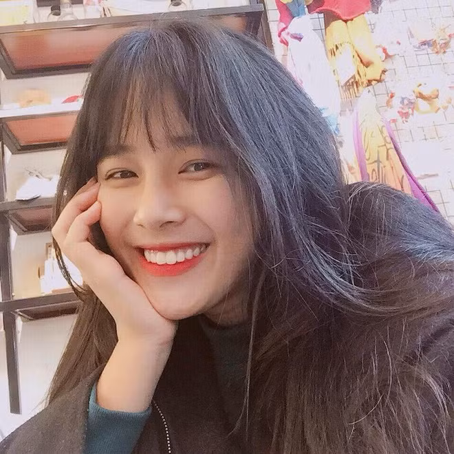 Không chỉ sở hữu khuôn mặt dễ thương với phần tóc mái ngố tàu, Tùng Mai còn gây được ấn tượng với chiều cao 1m73 .