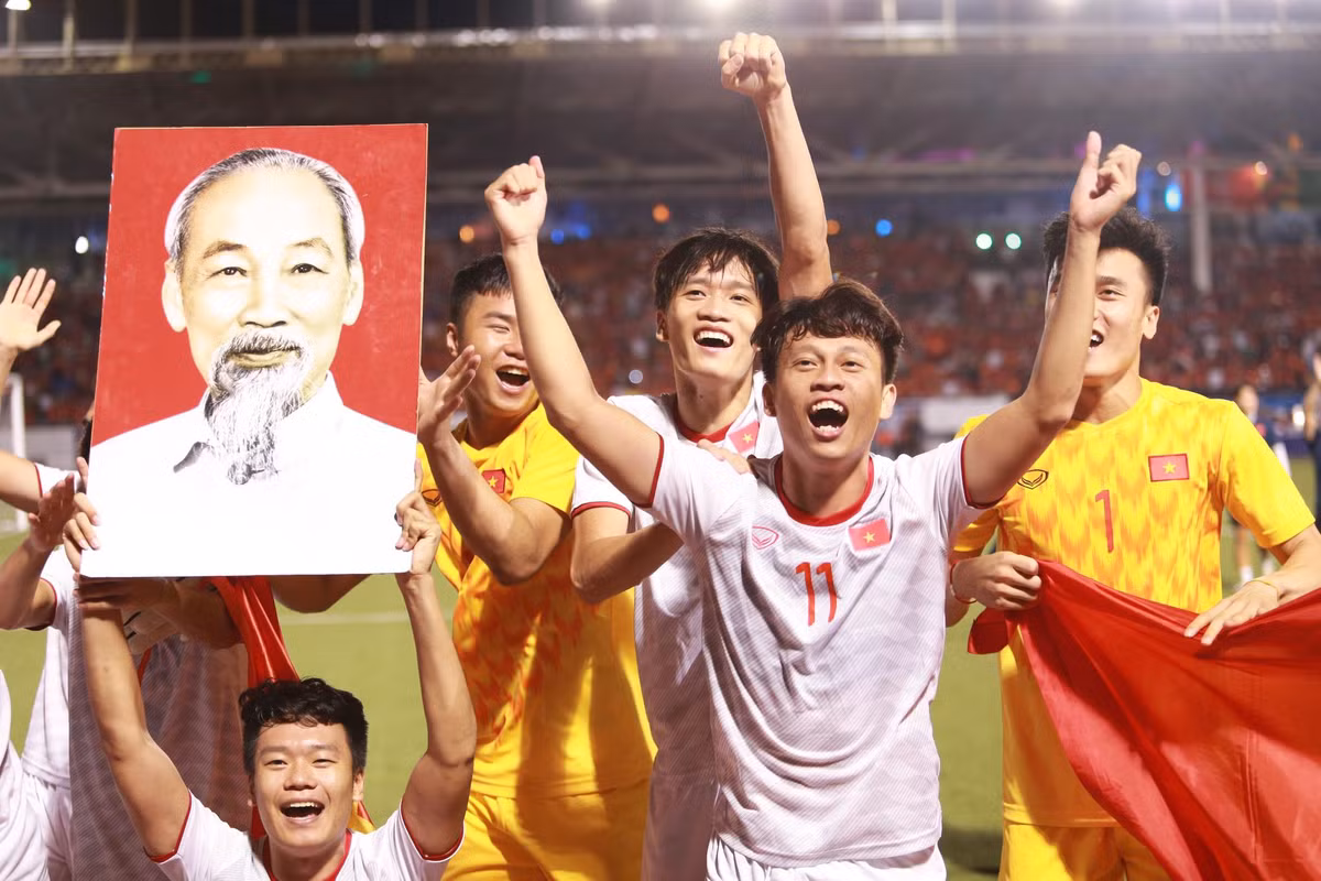 Vo oa khoanh khac hang trieu nguoi an mung HCV SEA Games 30 cung U22 Viet Nam