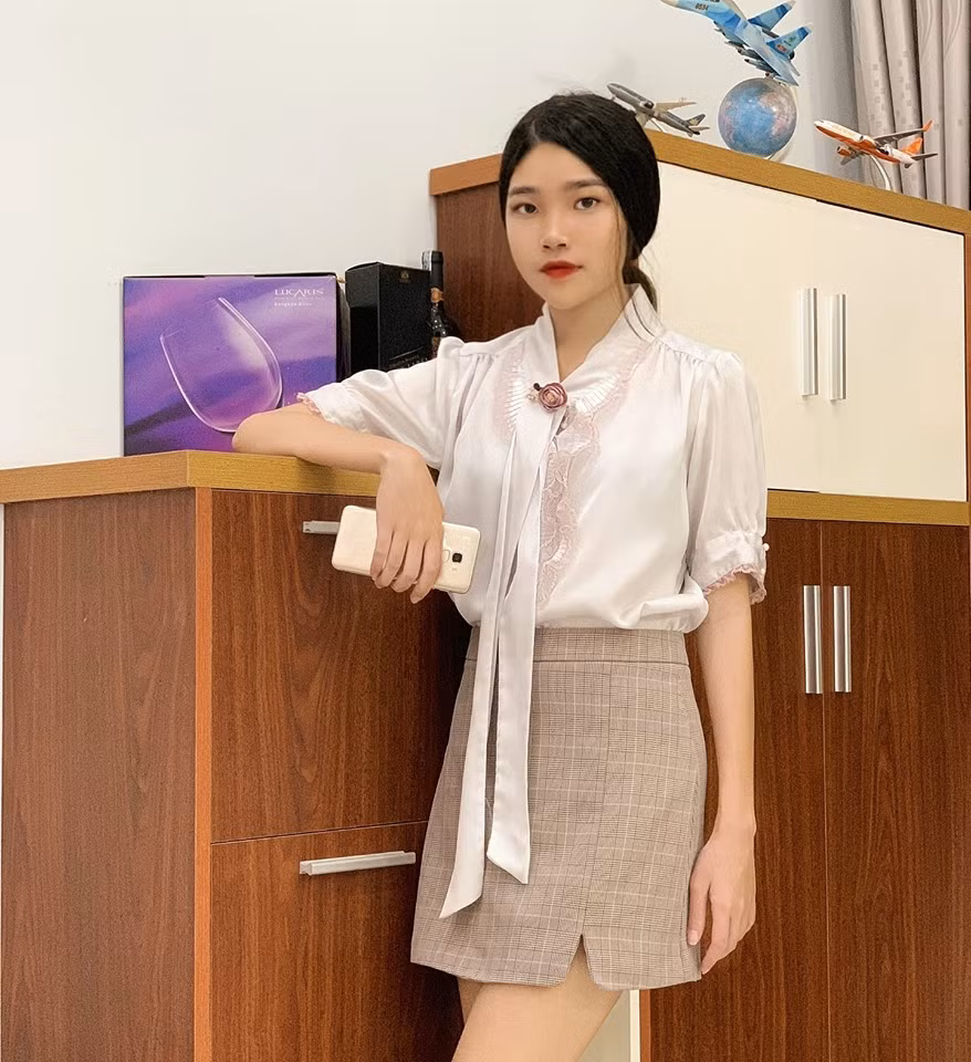 "Vừa xinh vừa giỏi nhé, con gái nhà người ta đây rồi", "Không biết bạn crush kia có tiếc không nhỉ" là bình luận của dân mạng về Thi.