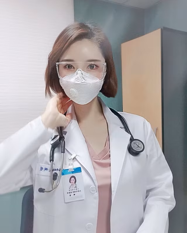Tên tuổi của nữ bác sĩ xinh đẹp này nhanh chóng được lan rộng cũng như nhận được vô số sự quan tâm từ phía cộng đồng.