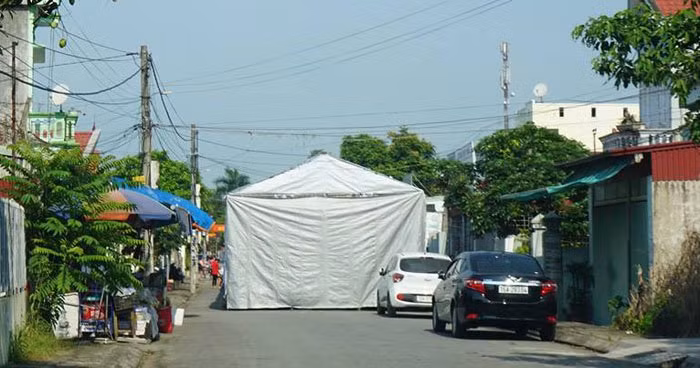 Theo đó, con ngõ có con đường nhỏ thì gia đình dựng rạp cưới hết cả diện tích ngõ, không cho ai đi qua, muốn sang đầu kia của con ngõ thì phải đi đường vòng cực xa. Mặc dù có hành động vô ý thức nhưng gia chủ không hề sang xin phép và mong hàng xóm thông cảm.
