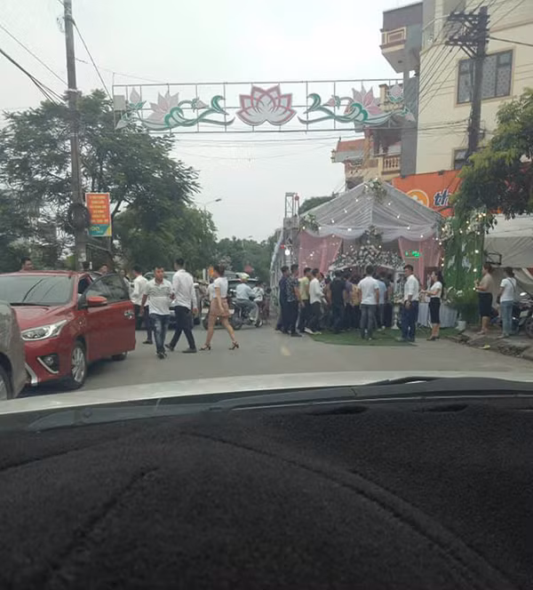 Trong lúc đám cưới, khách đến dự còn đứng nhốn nháo, đùa cợt ngay dưới lòng đường cực kỳ vô ý thức. Hành động này nhiều lần đã bị lên án nhưng vẫn không có biện pháp xử lý. Facebooker P.A.T.N bình luận: "Đường xây ra để các phương tiện tham gia giap thông chứ không phải để dựng rạp. Vô ý thức kinh khủng, nói dân trí thấp lại tự ái chứ như vậy làm phiền người khác, đến lúc có điều gì không hay thì chỉ lại kêu tại số".