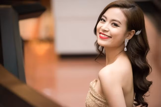 Hoàng Thùy Linh có lẽ là cái mỹ nhân tên Linh "nặng kí" nhất nửa cuối năm 2019 - đầu 2020 khi cô cùng ekip "phá đảo" hầu hết các giải thưởng trong nước với loạt MV bắt mắt cùng album chuẩn bị chỉn chu, kỹ lưỡng với tư duy khai phá, mang đậm chất liệu văn hóa dân tộc và khẳng định định hướng âm nhạc của bản thân một cách dứt khoát.