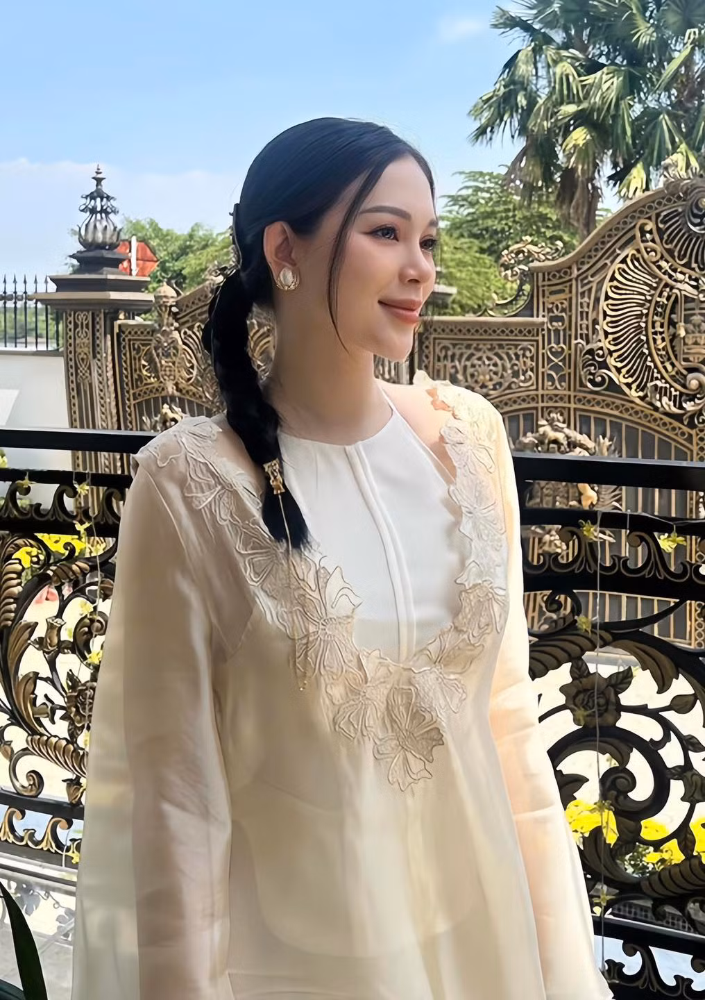 Nhiều người cho rằng cô nàng đã gia nhập hội nghiện con. Trên trang cá nhân của mình, Linh Rin thể hiện tình yêu với con: “Em nhìn kia kìa.. bầu trời bao la - còn tôi sẽ viết cho em thật nhiều bản tình ca em nha! Vì em đã có được tất cả tình iu của tui em à”.