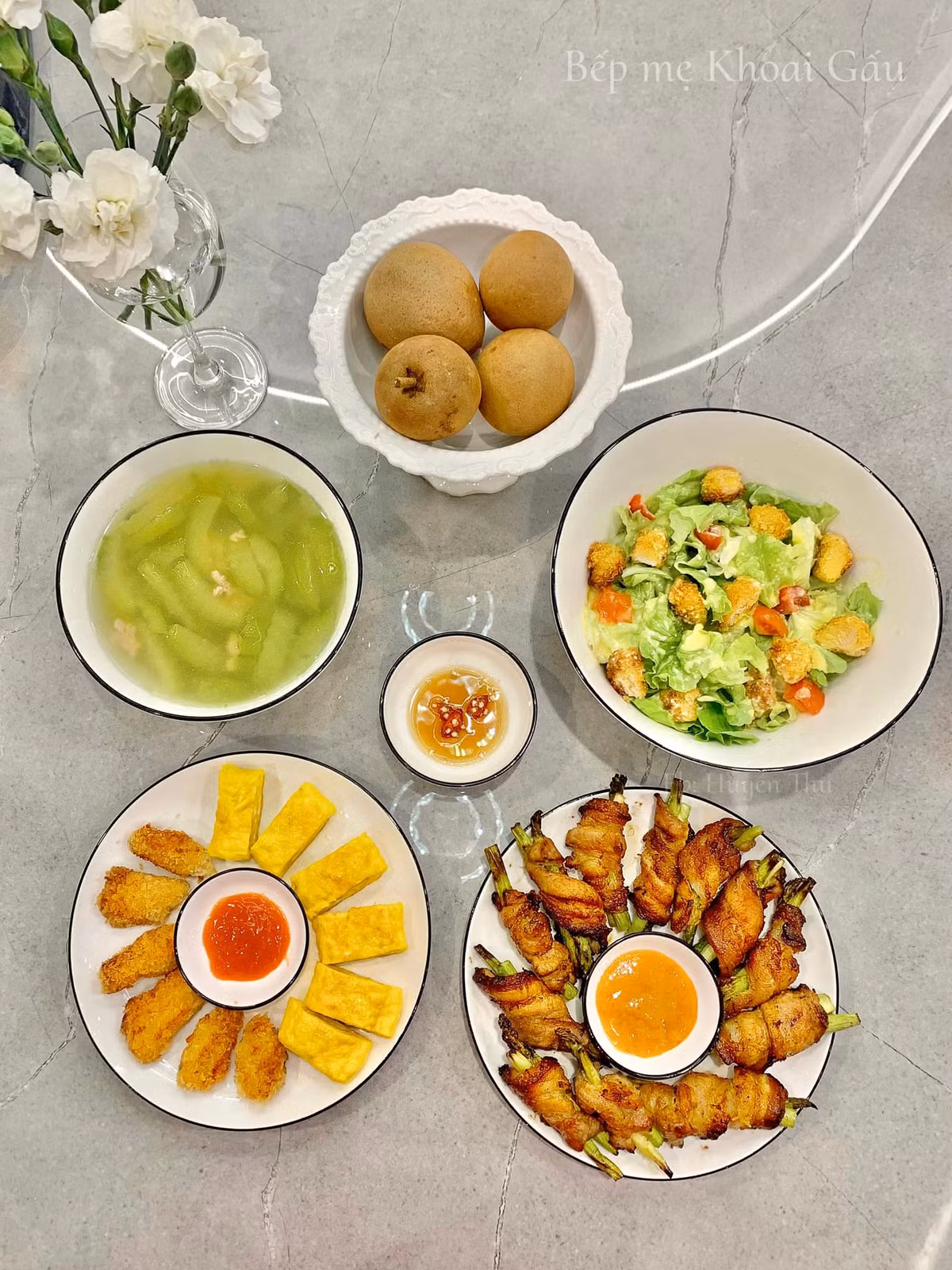 "Dưới đây là một số mâm cơm đơn giản mình nấu cho gia đình, xin phép chia sẻ cho cả nhà, biết đâu cũng là một gợi ý cho mọi người để ngày mai không phải nghỉ xem nấu món gì" - Chia sẻ từ tài khoản đăng tải những hình ảnh mâm cơm này lên nhóm.